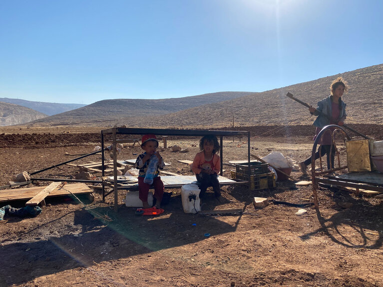 ילדים מראס א־תין לאחר תפיסת בתים, מכלי מים ומבנים לבעלי חיים על ידי כוחות ישראליים, 14 ביולי 2021. צילום: משרד האו״ם לתיאום עניינים הומניטריים