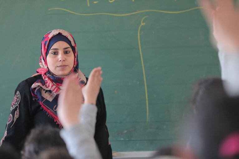 Yasmeen Farookh provides remedial classes in Jabalia, North of Gaza. © Yousef Hammash for NRC