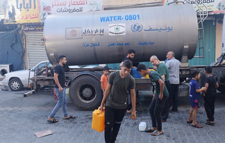 مياه توزع على سكان غزة في رفح، 18 تشرين الأول/أكتوبر. تصوير اليونيسف/إياد البابا