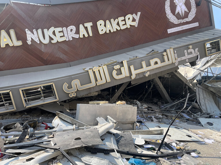 مخبز قصف خلال الأعمال القتالية في النصيرات، قطاع غزة. تصوير أحد أبناء المجتمع المحلي، 19 تشرين الأول/أكتوبر 2023.
