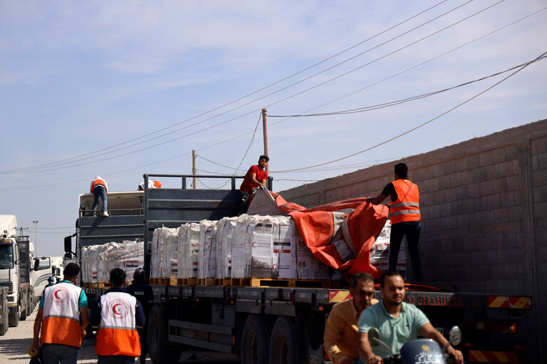סיוע הומניטרי מועבר ממצרים לעזה ב-21 באוקטובר, בפעם הראשונה מאז 8 באוקטובר. צילום: © יוניסף/ UNI456243/  אל-באבא