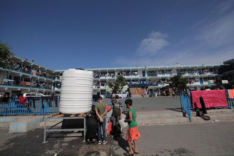 Displaced children queueing for water in a UN shelter in Gaza. Photo by UNRWA 