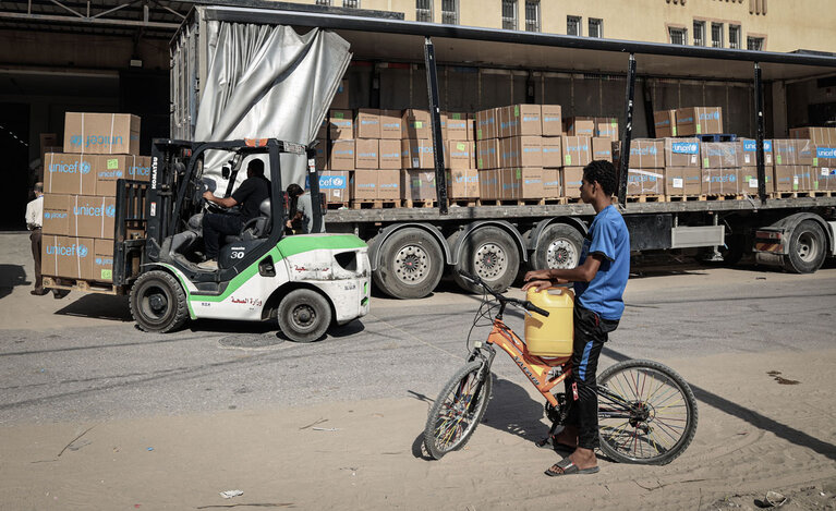 The delivery of life-saving supplies to An Nasr Hospital in Khan Younis. Photo by UNICEF/El Baba