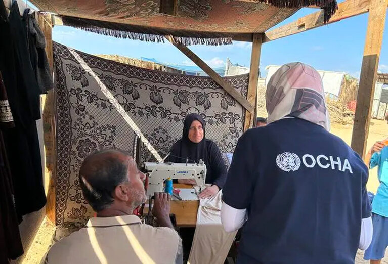 Umm Mahmoud meets with OCHA staff. Photo by OCHA