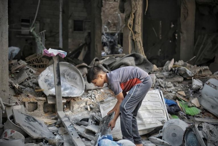 دمار في غزة في أعقاب غارة جوية إسرائيلية، أيار/مايو 2021. تصوير محمدة لبد