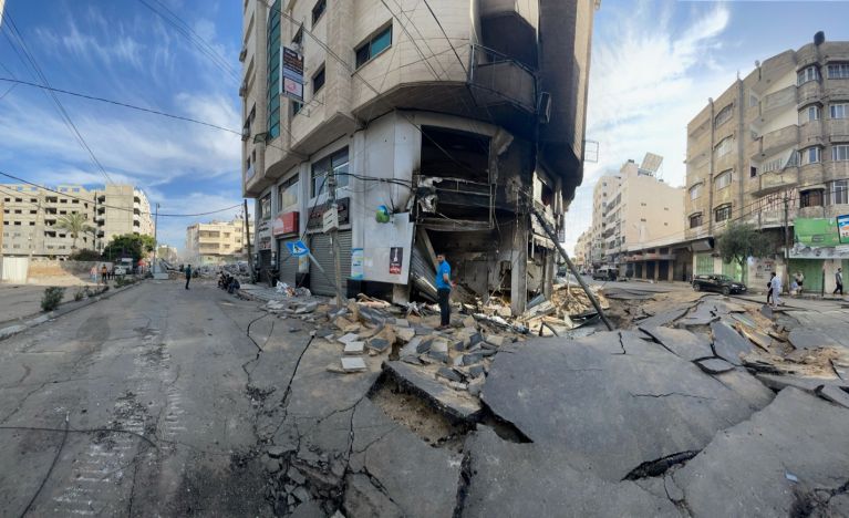 دمار في غزة في أعقاب غارة جوية إسرائيلية، 15 أيار/مايو 2021.