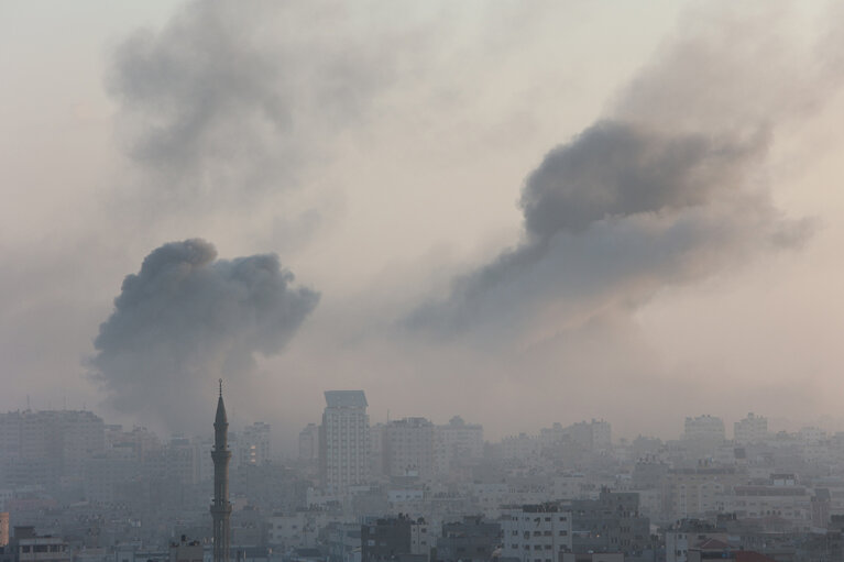 سحب من الدخان تتصاعد خلال الغارات الجوية الإسرائيلية في غزة، 12 تشرين الأول/أكتوبر 2023، تصوير منظمة الصحة العالمية 