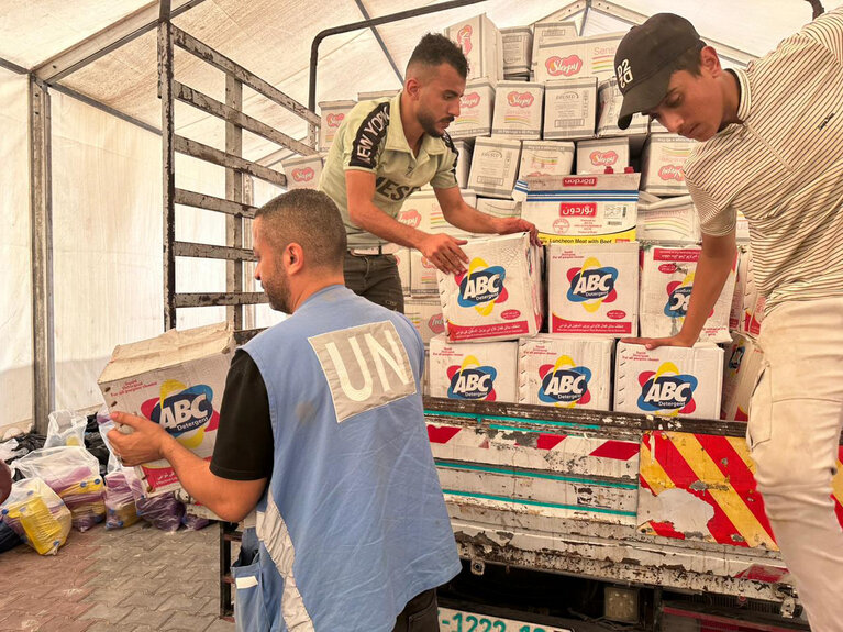 إدارة إمدادات المساعدات في مركز مساعدات تابع للأمم المتحدة في غزة. تصوير الأونروا