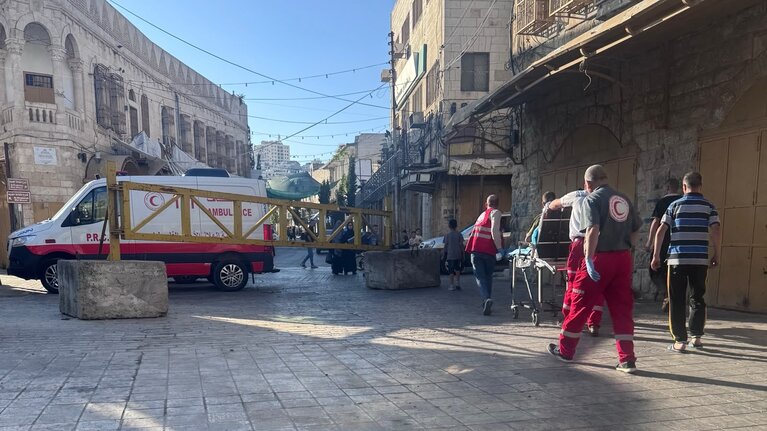 An ambulance forced to wait at a newly installed closed gate in H2 area of Hebron city to transport a patient. Photo by Bader Tamimi 
