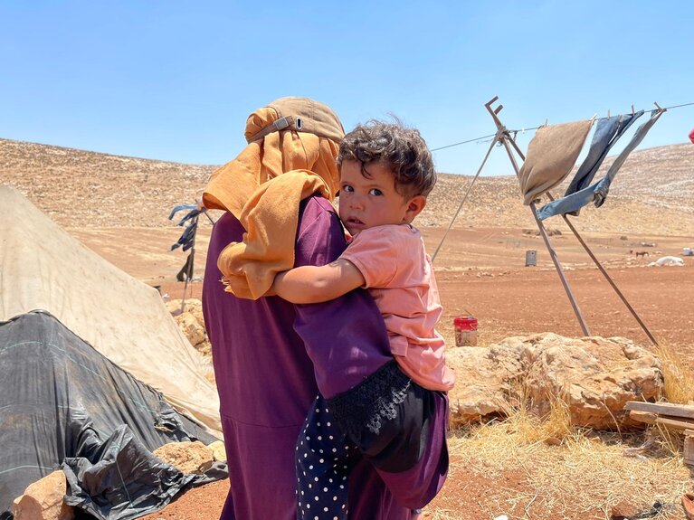 פלסטינים בראס א־תין השוהים באוהלים שהושאלו להם, שבועיים אחרי שרוב המבנים בקהילה נתפסו על ידי הרשויות הישראליות. צילום: Life with Dignity