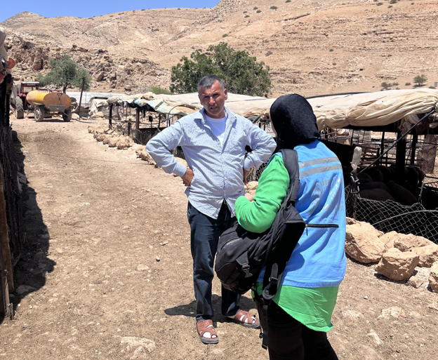 רועה פלסטיני משתף מידע במסגרת חלק אומדן הצרכים דחוף. צילום: משרד האו״ם לתיאום עניינים הומניטריים