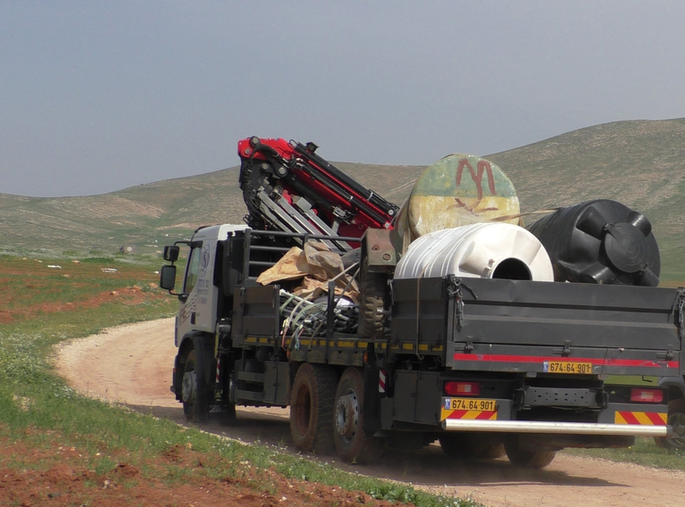 מכלי מים שנתפסו על ידי הרשויות הישראליות בקהילה הפלסטינית חומסה אל־בקייעה (נפת טובאס) שבצפון בקעת הירדן. צילום: כוח המשימה לענייני מים, תברואה והיגיינה