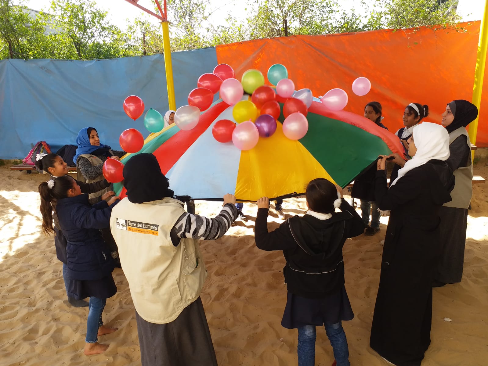 اطفال مشاركون في فعالية للدعم النفسي والاجتماعي في بيت لاهية في قطاع غزة. تصوير: Terre des Hommes Lausanne