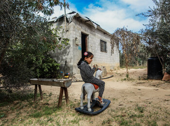 לין אבו הג׳רס בת הארבע משחקת בחזית ביתה בח׳אן יונס, ברצועת עזה, אחרי שהחלימה מתת־תזונה. צילום: מוחמד א־ריף עבור שירותי הסיוע הקתוליים