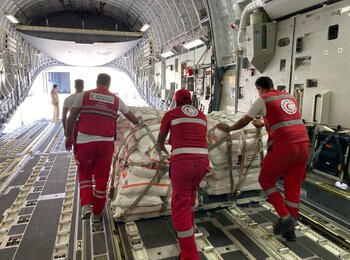 צוות לוגיסטי של אגודת הסהר האדום המצרי בשדה התעופה אל-עריש במצרים, מארגן ומכין סיוע הומניטרי לקראת העברתו לעזה. צילום: אגודת הסהר האדום המצרי.