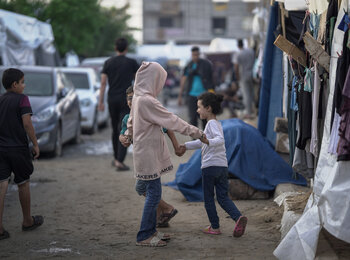 أطفال مُهجّرون في أحد المخيمات التابعة للأونروا في جنوب غزة. تصوير منظمة الصحة العالمية، 14 تشرين الثاني/نوفمبر 2023